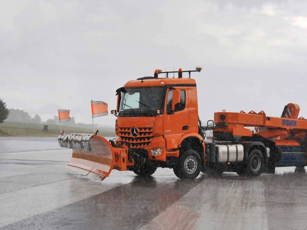 mercedes-autonomous-snow-plow (3)