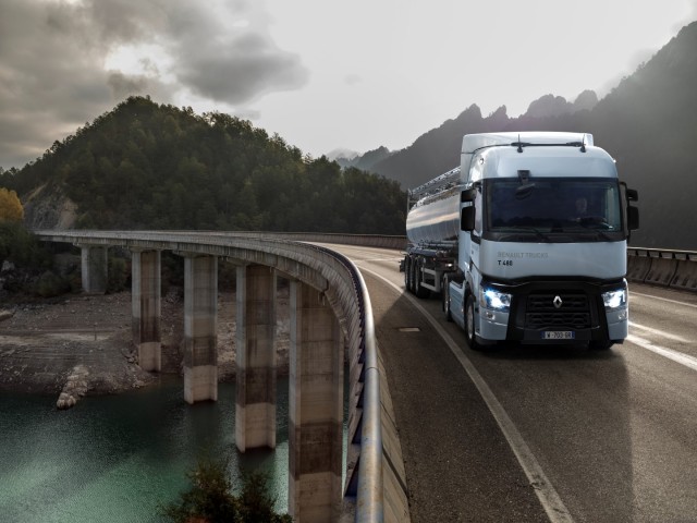 renault-trucks-t-optifuel-en-roulage-sur-un-viaduc_38469