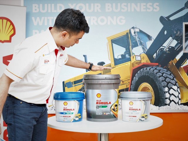Shell Rimula Brand Mngr Ravi Shankar with the flaghship Rimula R6 flanked by the new Light Duty range in 7.5L packs