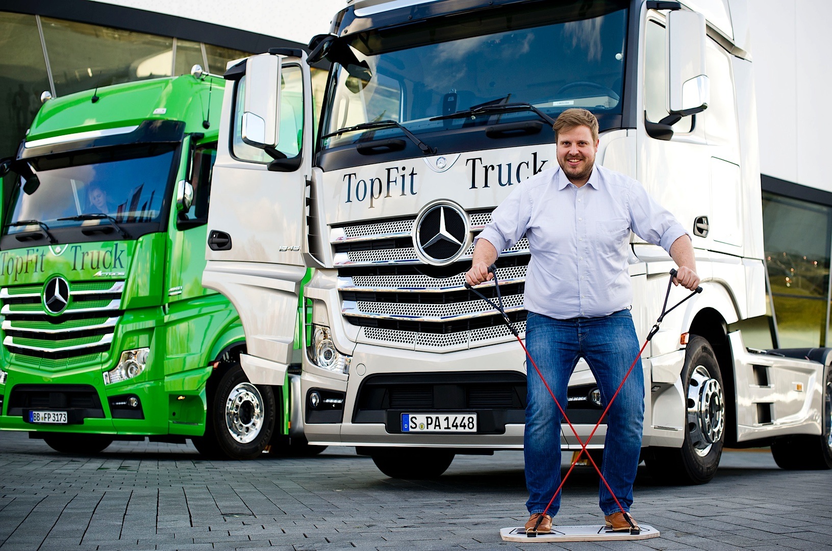 Папа купил грузовик. Truck Driver. Грузовик пит. Велли Мерседес Бенц трак. Mercedes-Benz 39.