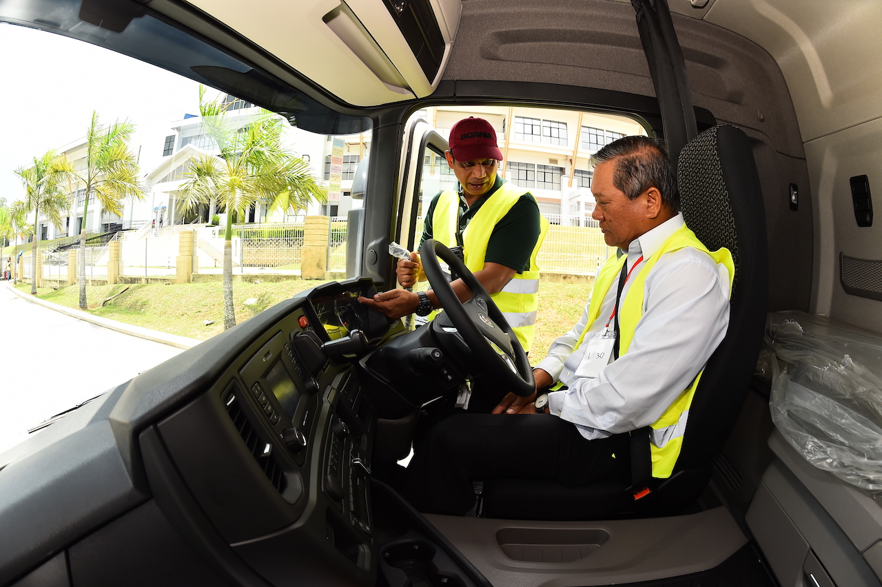 4. Roslan, one of Scania experienced driver trainers showing Dato’ Ooi Win Juat of Puspakom, the features of the Scania truck that help increase the uptime while reducing CO2 emissions