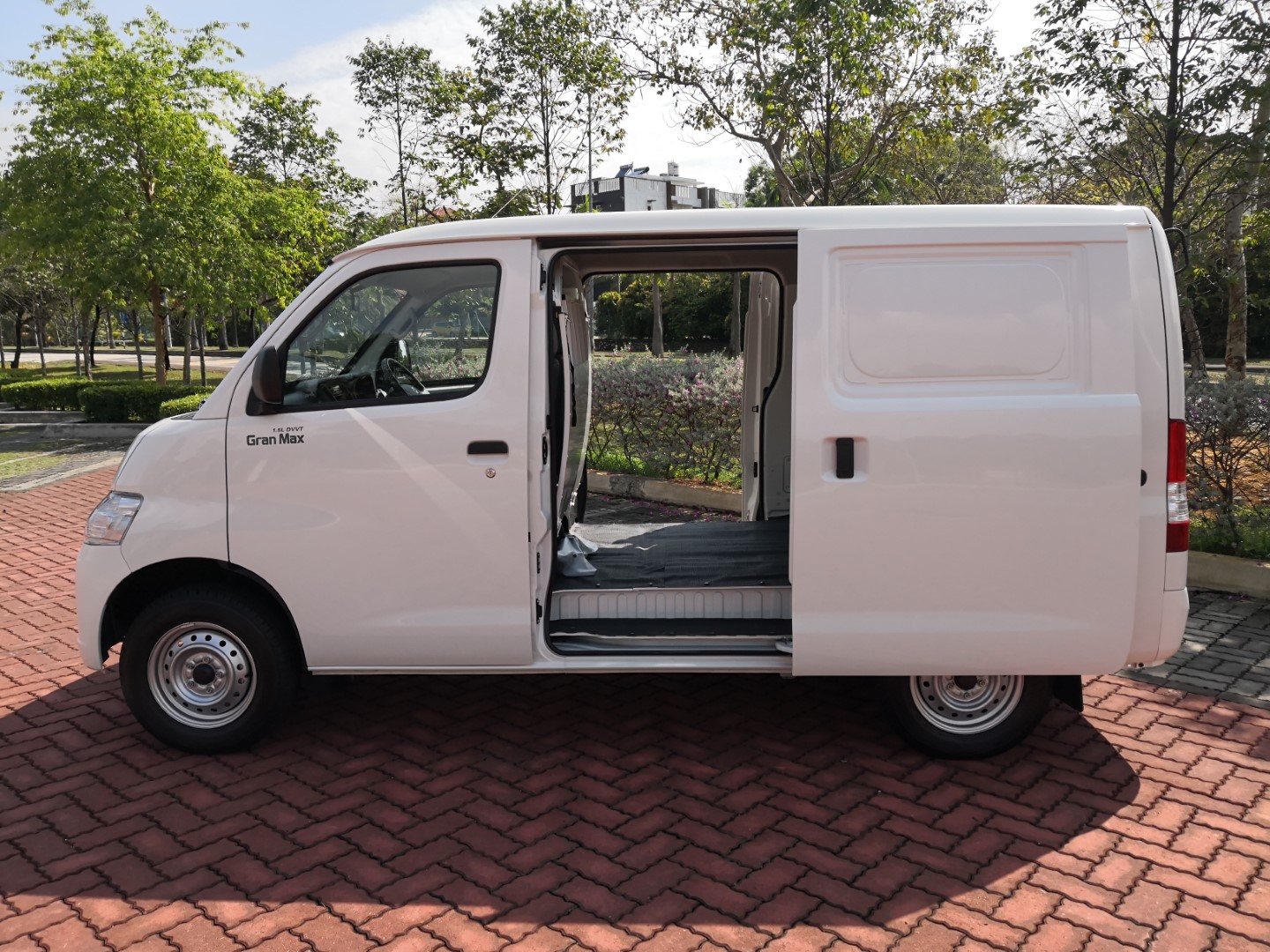 Daihatsu Gran Max van sliding door