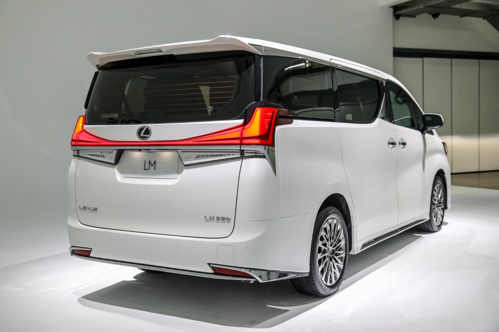 Lexus LM350