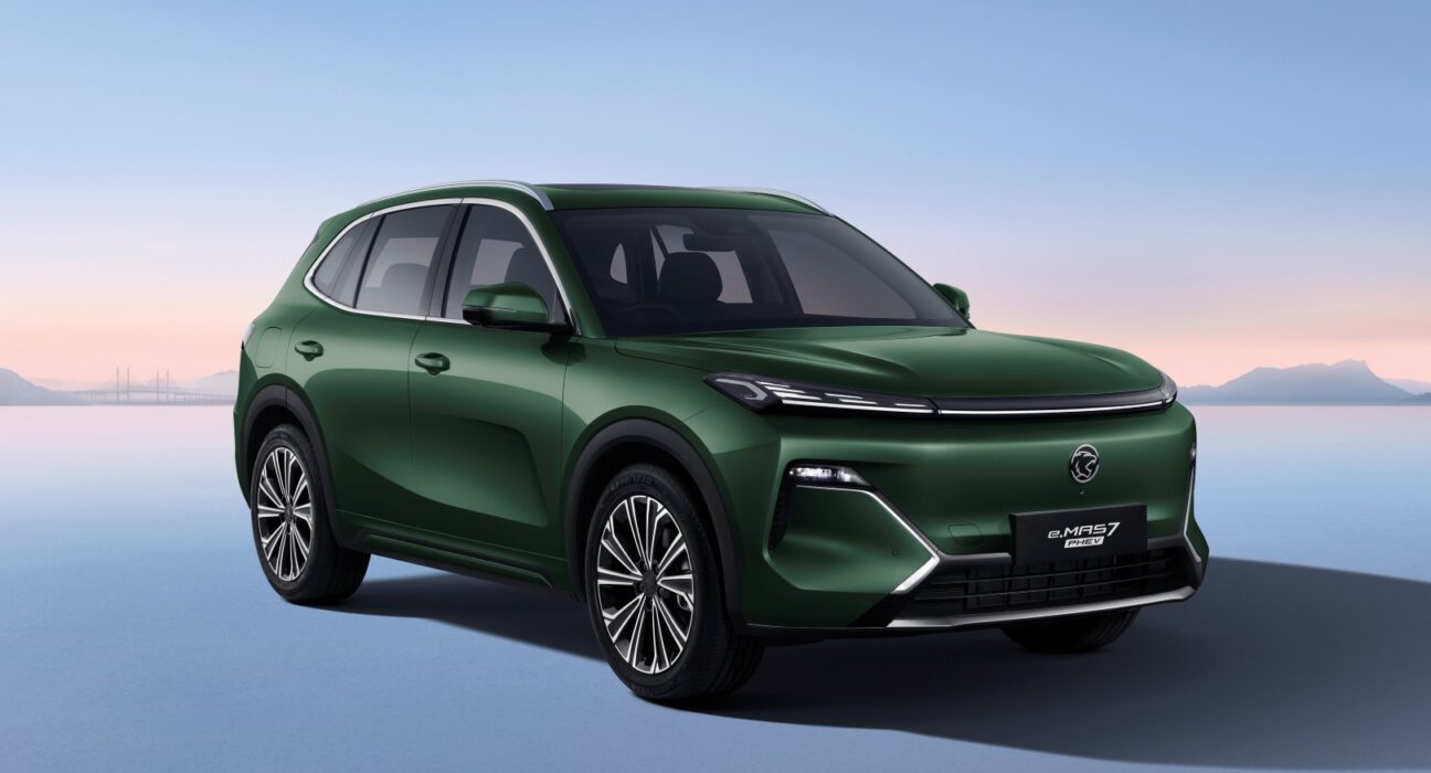 proton e.mas 7 phev emerald green
