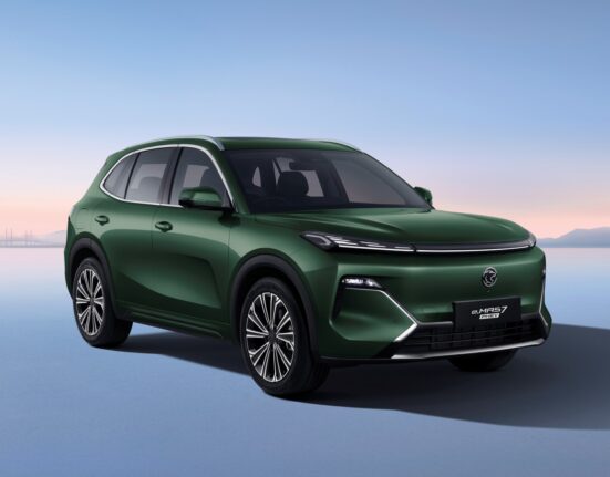 proton e.mas 7 phev emerald green